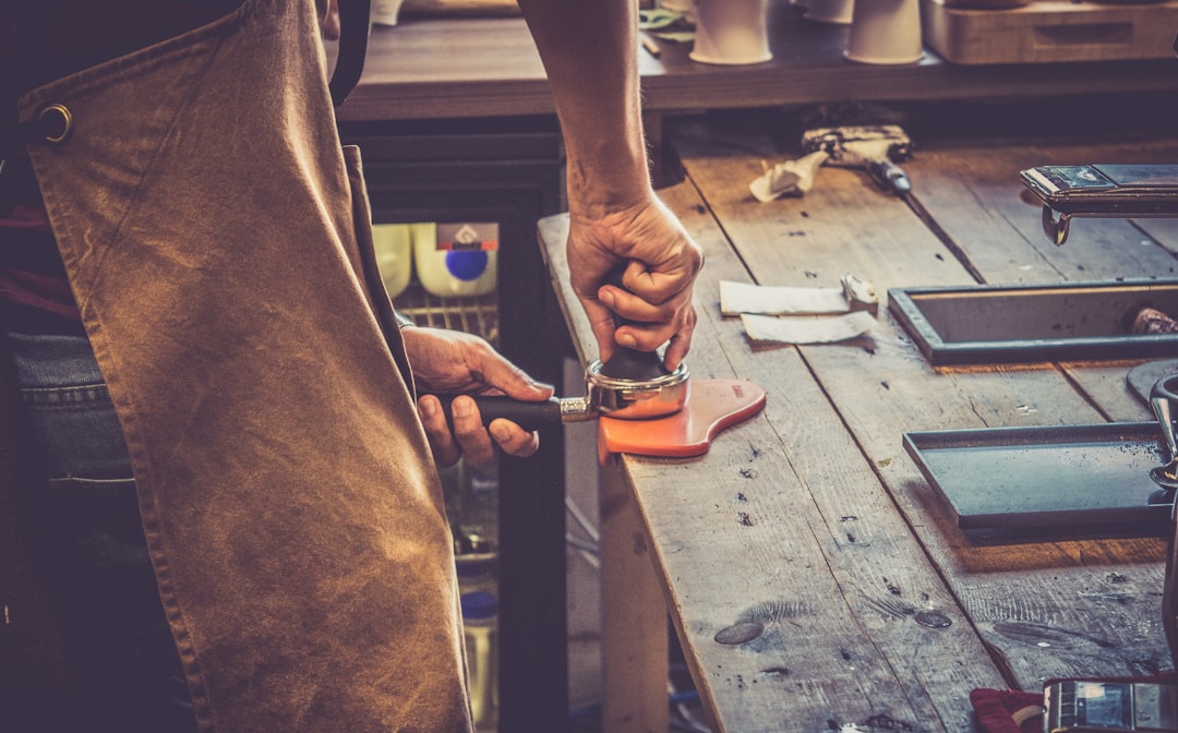 Artisan créant un devis rapide avec une application IA sur smartphone