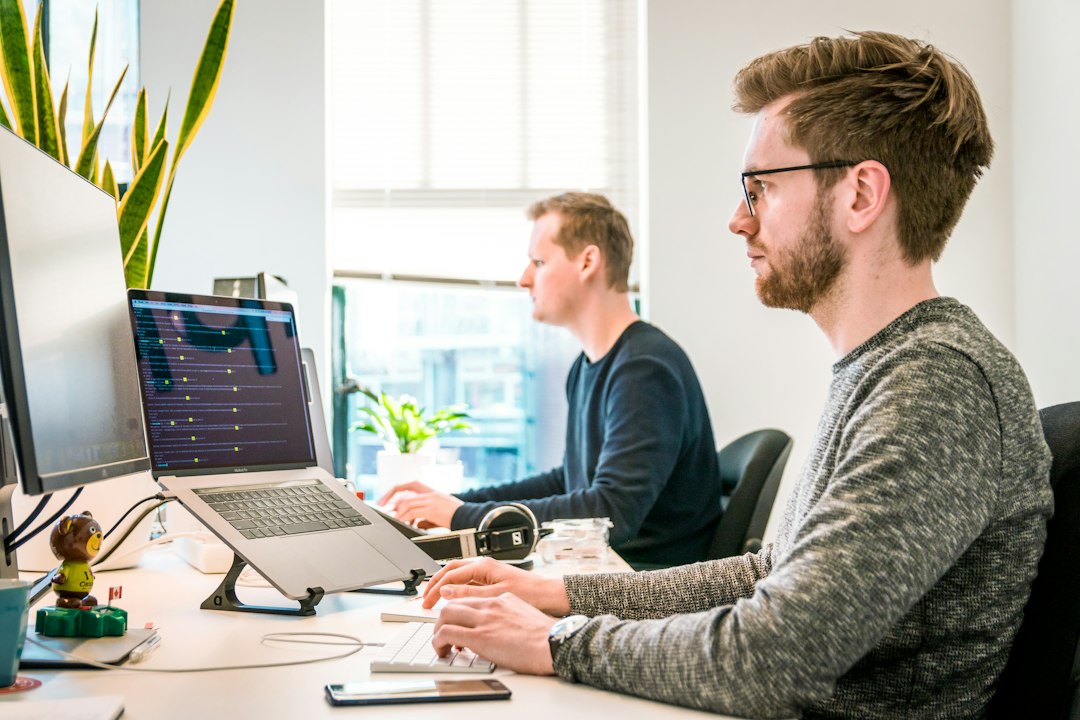 Équipe de PME collaborant avec des agents IA au bureau