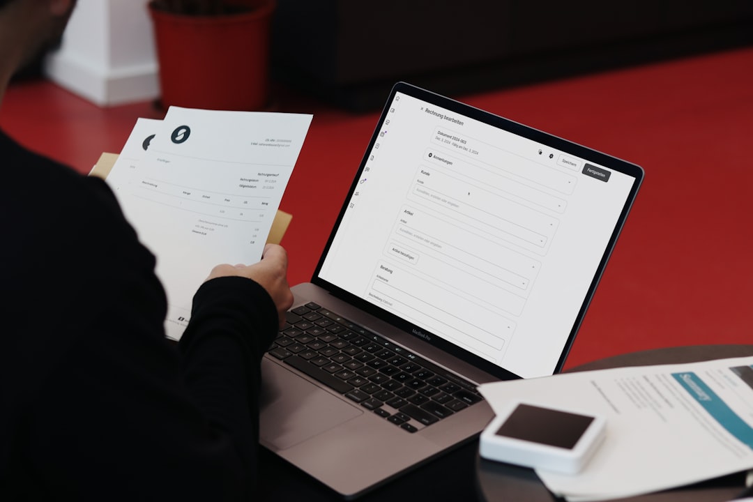 Dirigeant de PME automatisant la génération de devis sur son ordinateur
