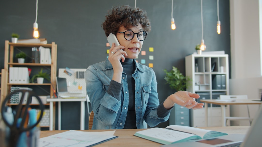 Standard téléphonique IA décrochant un appel entrant en temps réel